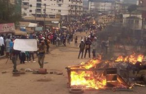 LA GUERRE OUBLIÉE DU NOSO : Ils s’étripent au sujet du football à Yaoundé, pendant que les Camerounais continuent de mourir dans les régions anglophones du pays.
