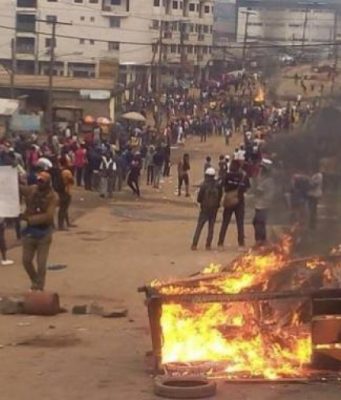 LA GUERRE OUBLIÉE DU NOSO : Ils s’étripent au sujet du football à Yaoundé, pendant que les Camerounais continuent de mourir dans les régions anglophones du pays.