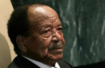 9 JUIN 2004 – 9 JUIN 2024 :Celà fait exactement 20 ans qu’une folle rumeur l’enterrait vivant. En cet anniversaire de ce mensonge savamment enchevêtré, l’homme-lion est toujours aux affaires. Et n’entend point lâcher du lest. Malgré le poids de l’âge et l’insulte du temps.