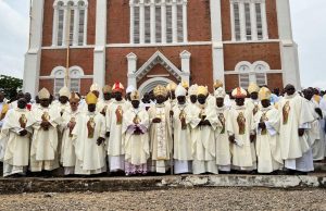 LEVÉE DE BOUCLIERS ENTRE L’ÉVÊQUE DE BAFOUSSAM ET DES CHEFS DE L’OUEST:la crise entre Mgr Lontsié Keune et une quinzaine de chefs traditionnels de l’ouest prend des proportions inquiétantes.