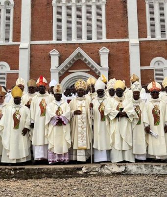 LEVÉE DE BOUCLIERS ENTRE L’ÉVÊQUE DE BAFOUSSAM ET DES CHEFS DE L’OUEST:la crise entre Mgr Lontsié Keune et une quinzaine de chefs traditionnels de l’ouest prend des proportions inquiétantes.