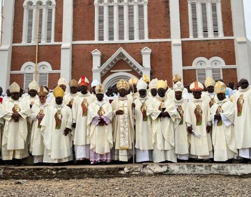 LEVÉE DE BOUCLIERS ENTRE L’ÉVÊQUE DE BAFOUSSAM ET DES CHEFS DE L’OUEST:la crise entre Mgr Lontsié Keune et une quinzaine de chefs traditionnels de l’ouest prend des proportions inquiétantes.